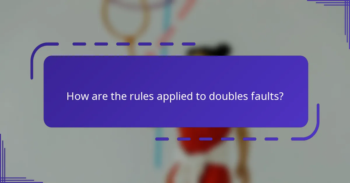 ¿Cómo se aplican las reglas a las faltas en dobles?