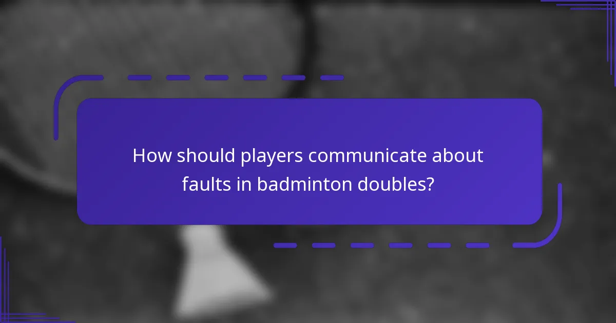 ¿Cómo deben comunicarse los jugadores sobre las faltas en el dobles de bádminton?
