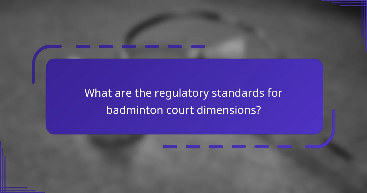 ¿Cuáles son los estándares regulatorios para las dimensiones de la cancha de bádminton?