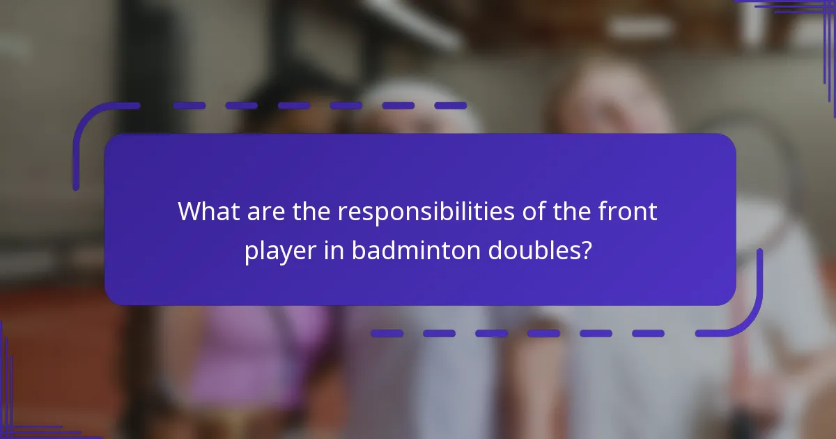 ¿Cuáles son las responsabilidades del jugador delantero en el dobles de bádminton?