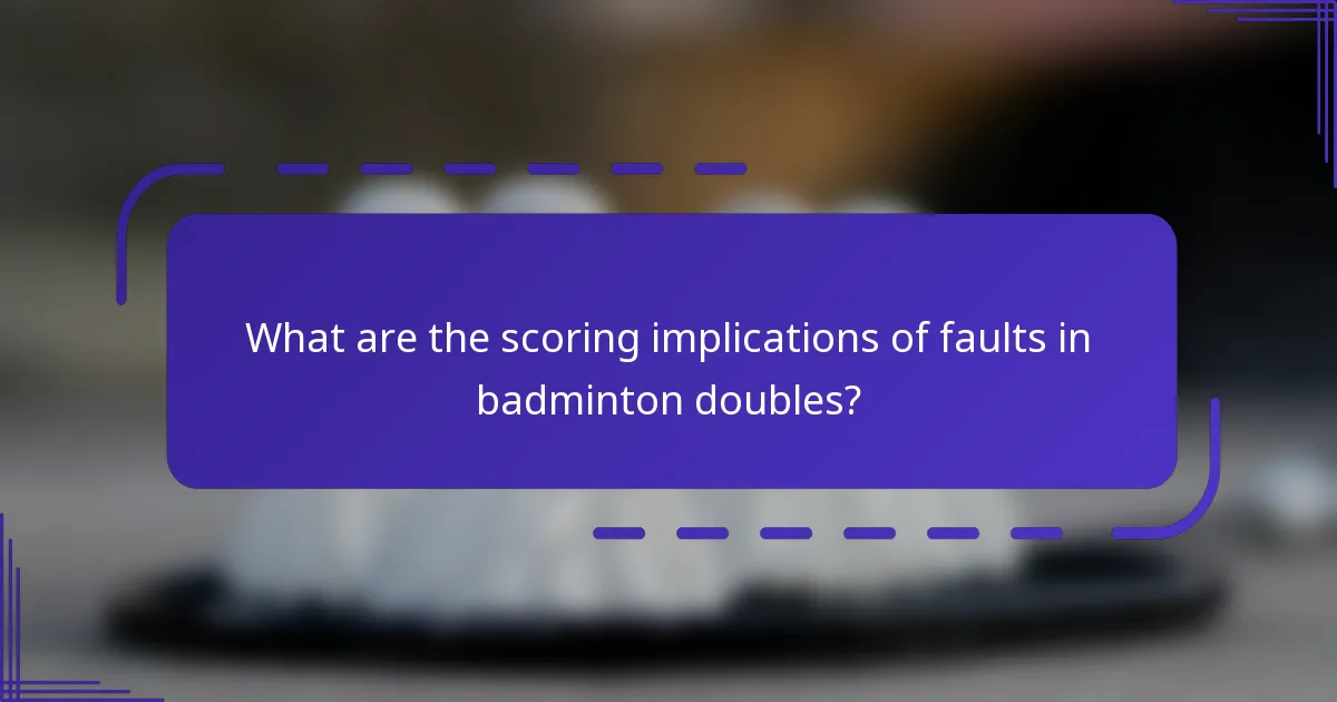 ¿Cuáles son las implicaciones de puntuación de las faltas en el dobles de bádminton?