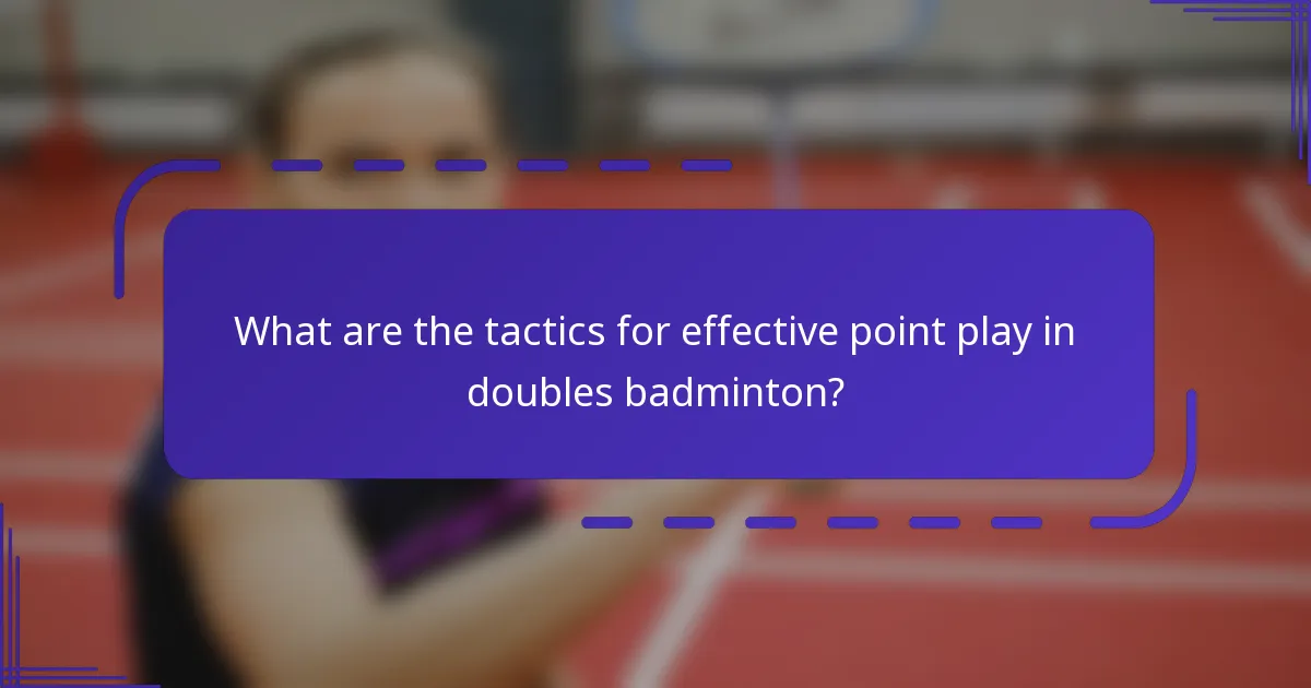 ¿Cuáles son las tácticas para un juego de puntos efectivo en el bádminton en dobles?