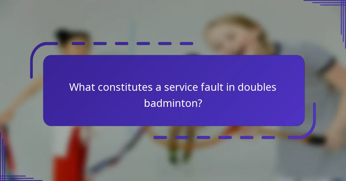 ¿Qué constituye una falta de servicio en el bádminton dobles?